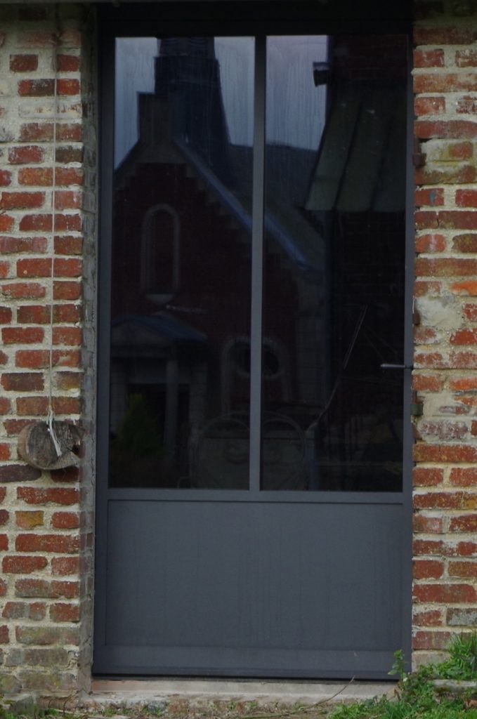 Porte en acier pour une maison en brique
